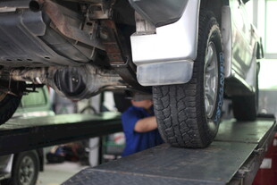 工人检修汽车底盘