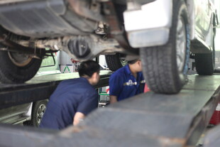 汽修工人检修汽车底盘