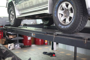 汽车在维修架上进行检修