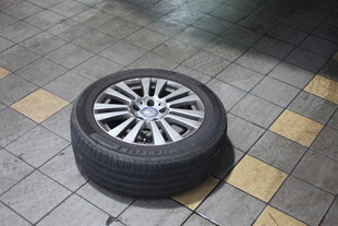 地面上的汽车轮胎