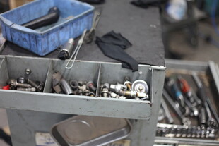 工具架上的多样维修工具