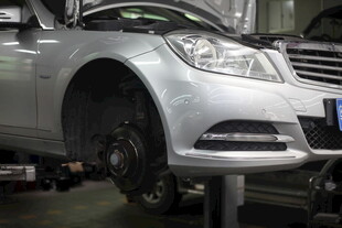 汽车维修中银色轿车特写