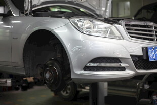 汽车维修中的银色轿车