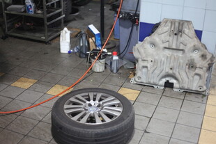 汽车维修场景中的部件与轮胎