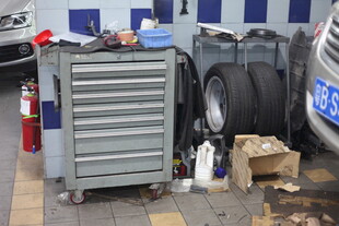 汽车维修工具与轮胎场景