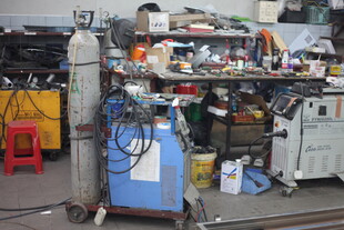 杂乱的工业车间设备场景