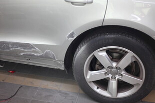 银色汽车车轮特写