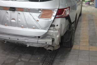 银色轿车后部严重受损