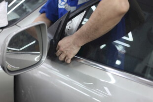 工人安装汽车车门密封条