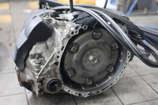 汽车变速箱拆解部件特写