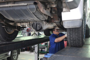技工检修汽车底盘