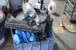 工业零件存放于蓝色箱中