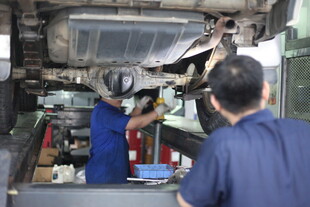 工人维修汽车底盘