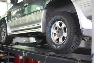 汽车维修中的越野车辆