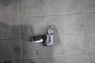 地面上的银色机械零件