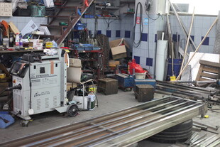 工厂车间内的设备与材料