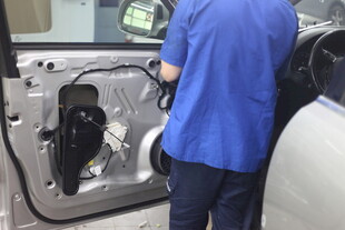 工人检修汽车内部部件