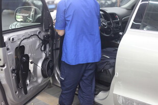 工人维修汽车车门