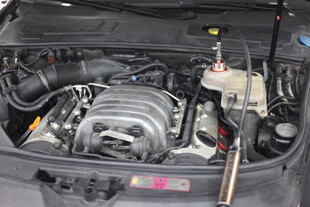 汽车发动机舱内部展示