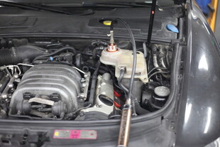 汽车发动机检修场景