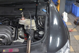 汽车引擎维修场景