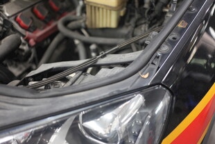 汽车发动机舱细节特写