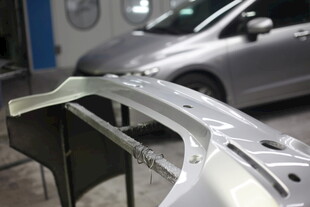 汽车保险杠维修场景