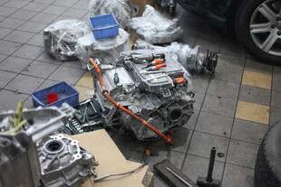 汽车发动机零件散落场景