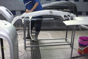 汽车喷漆作业现场