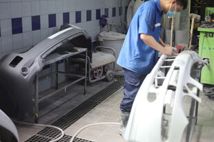 工人专注维修机械设备