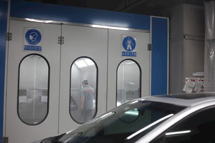 汽车喷漆房内的车辆