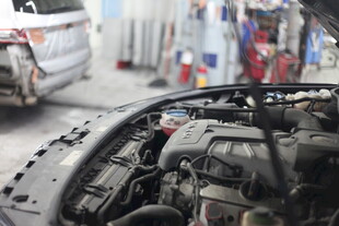 汽车发动机维修现场