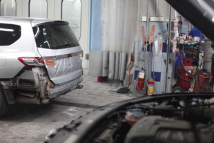 汽车维修车间内景