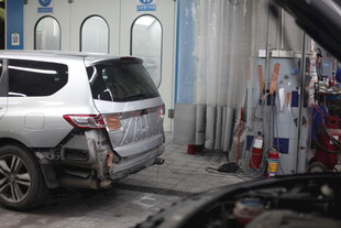 汽车维修车间内的白色车辆