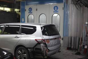 汽车在车间进行维修保养