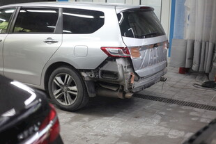 银色汽车后部受损维修