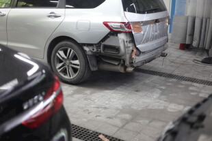 白色轿车车尾碰撞受损