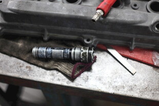 金属零件置于工作台上