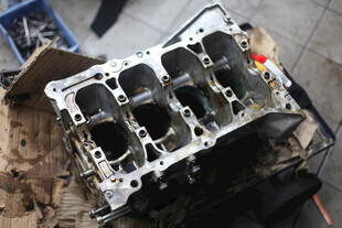 汽车发动机缸体特写