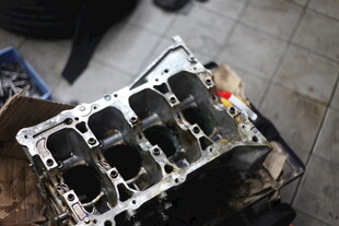 汽车发动机缸体特写