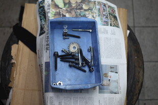 蓝色盒中机械零件