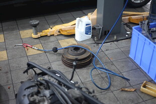 汽车维修场景中的工具与部件