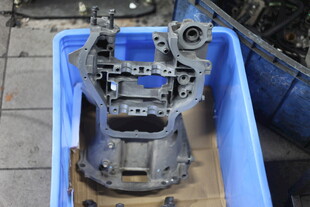 蓝色容器中的机械零件