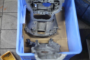 蓝色箱内的机械零件