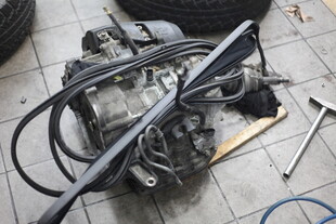 汽车发动机拆解维修现场