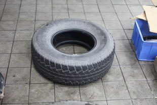 地面上的单个汽车轮胎