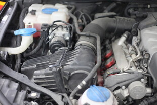 汽车发动机内部细节展示