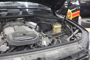 汽车发动机舱细节展示