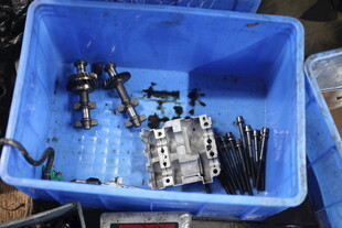 蓝色容器中的机械零件