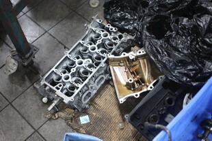 汽车发动机零件拆解现场